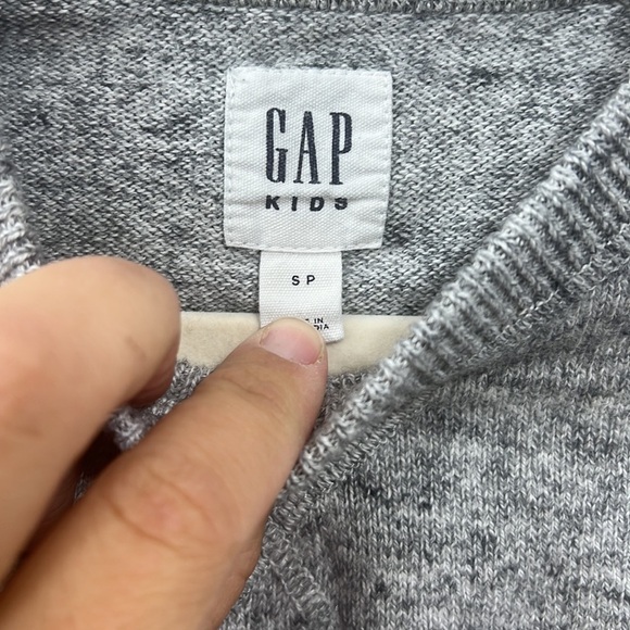 Boys gap kids size small sweater - Picture 2 of 3